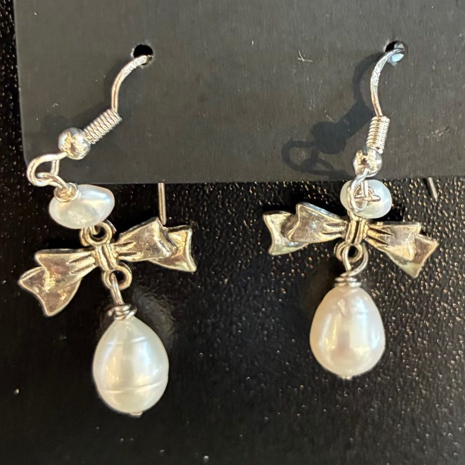 Pearl w/bow - earrings